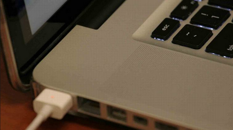 Pin laptop HP sạc đầy, vừa dùng vừa cắm sạc