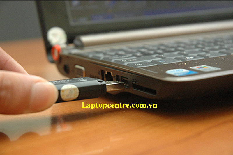 Rút USB hoặc thẻ nhớ khỏi Laptop