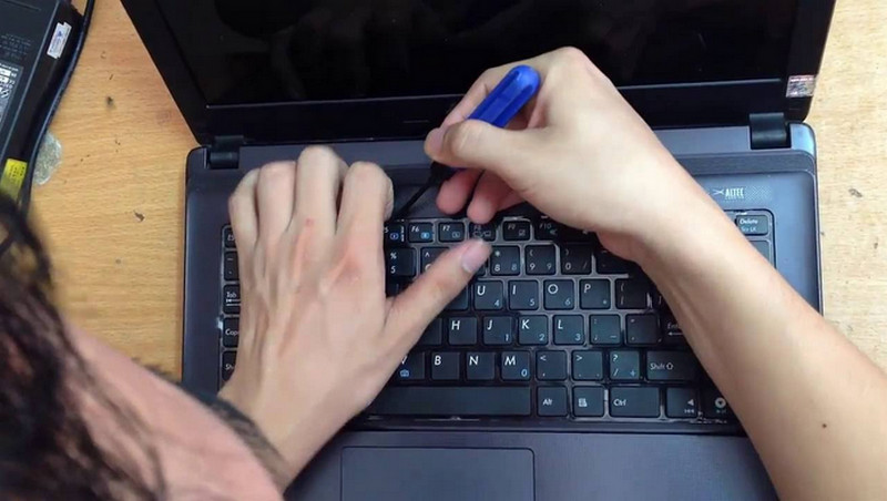 Tháo bàn phím hoặc phím của Laptop
