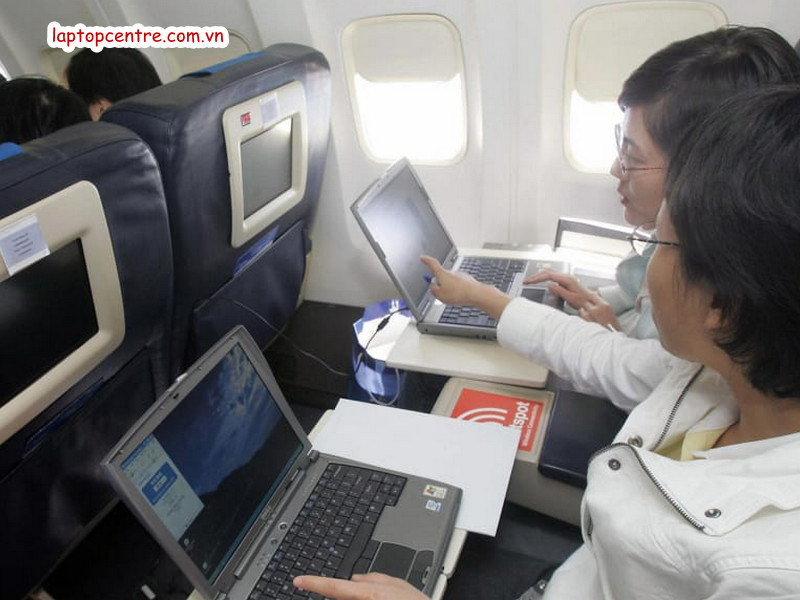 Pin laptop có được mang lên máy bay không?