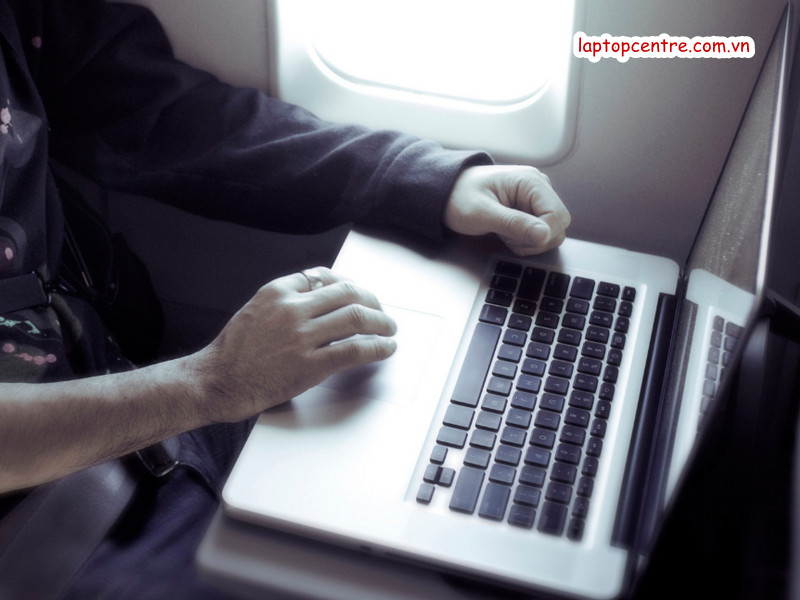 Pin laptop có được mang lên máy bay không?