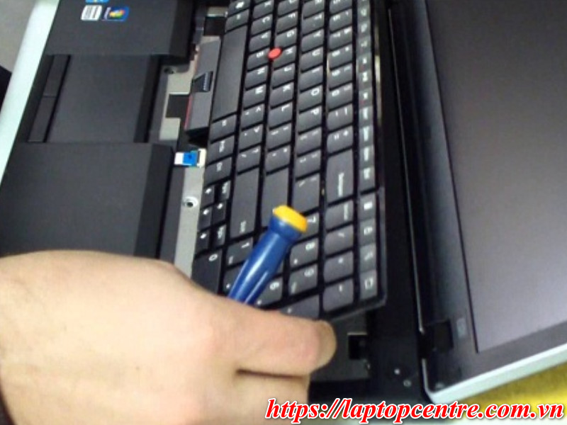 Thay bàn phím Laptop lấy liền tại Laptopcentre