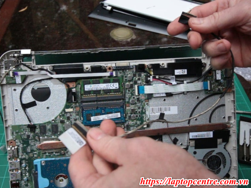 Thay cáp màn hình Laptop chính hãng đắt hay rẻ tùy vào đơn vị sửa chữa