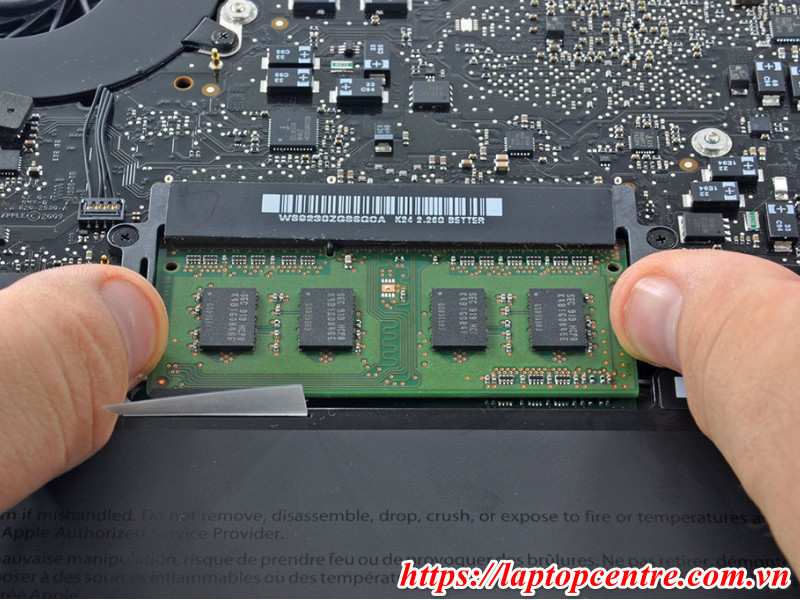Nếu bạn không có kinh nghiệm về sửa chữa hãy nâng cấp Ram Macbook tại các đơn vị sửa chữa uy tín